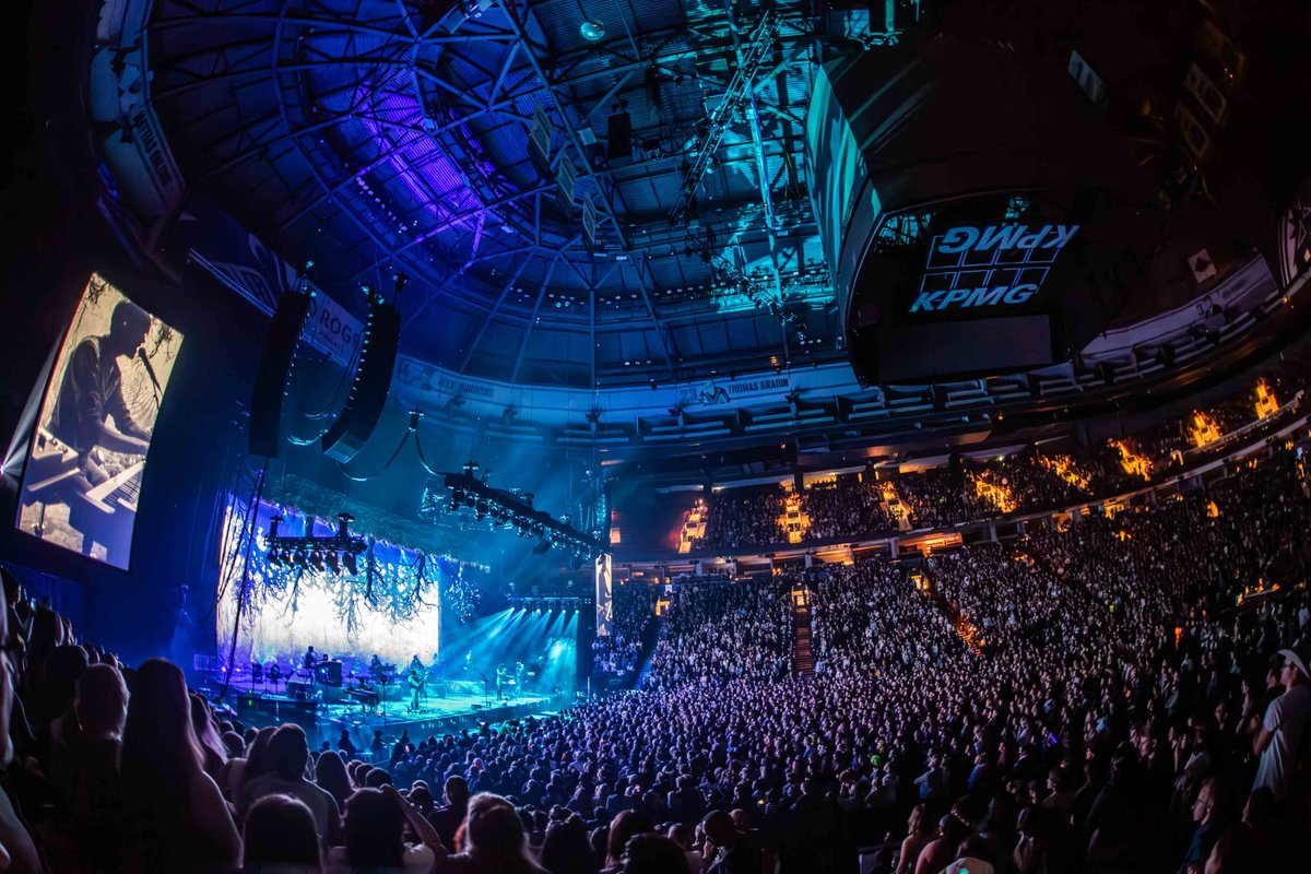 Hozier's tweet photo. Vancouver, thank you for that incredibly sweet reception at @RogersArena, the love was felt. So good to be back in Canada and can’t wait to play shows here again. Love!

📸 @RuthlessImagery https://t.co/kgHvMOSzvB