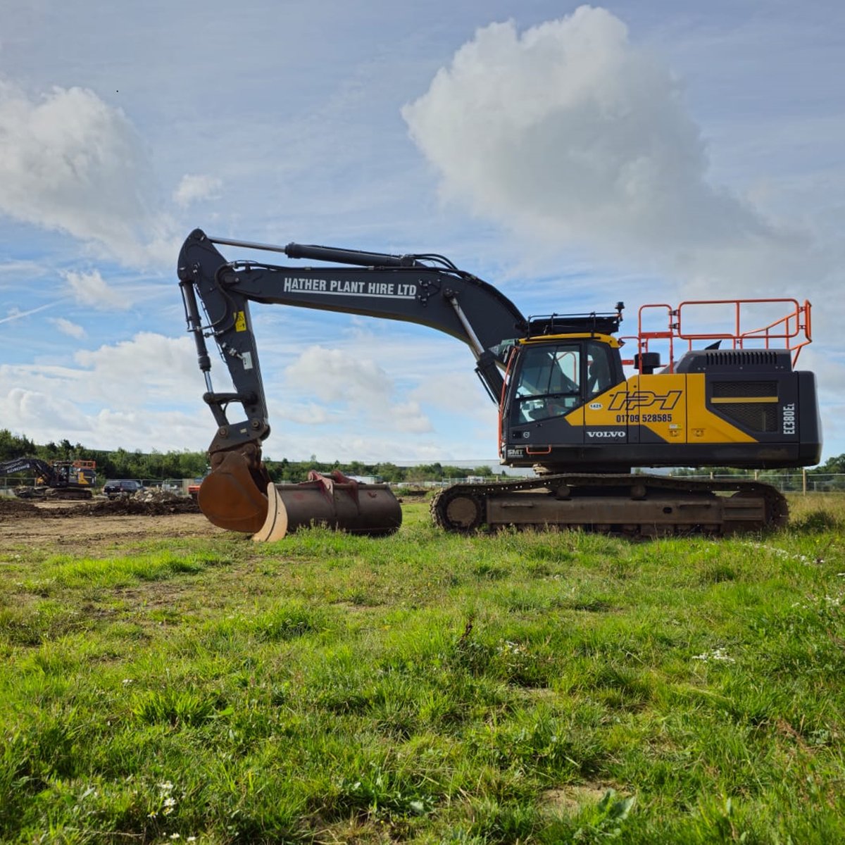 Volvo 380 dropped off - another happy customer down in Coventry 📷(thanks for the picture Sean). 

Call 01709 528585 for prices and availability.
#excavatorhire #planthire #volvo380 #operatedplanthire #selfdriveplanthire @smt_gb