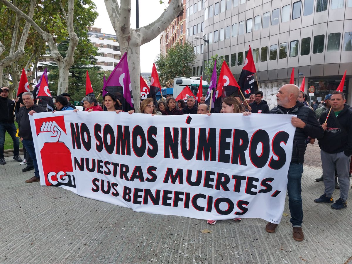 cgt_zamora's tweet photo. ⚫🔴Concentración CGT. NO SOMOS NÚMEROS. NUESTRAS MUERTES SUS BENEFICIOS.⚫🔴#cgt #nosomosnumeros https://t.co/SyzHTMXgTz
