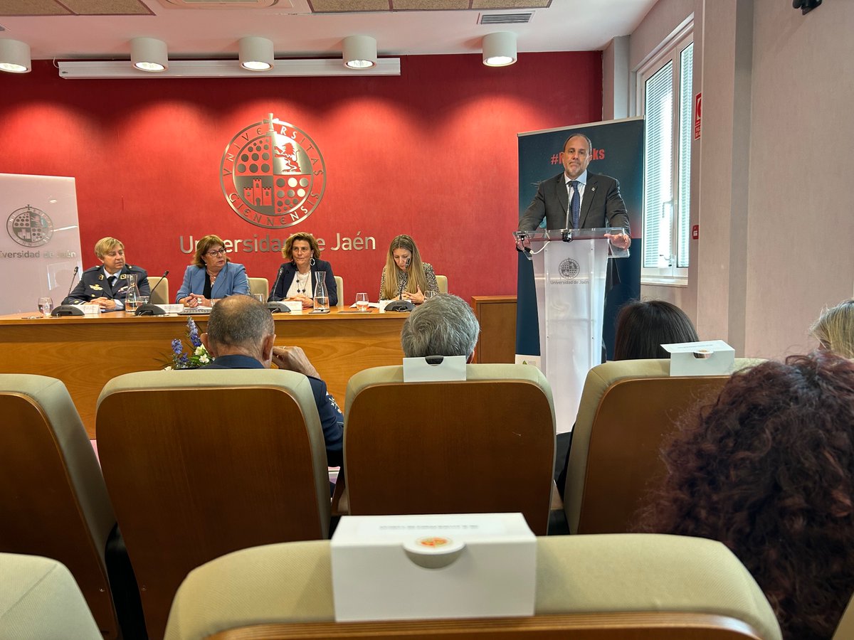 Manuela_UJA's tweet photo. Comienza el #MIDtalks en la @ujaen https://t.co/2icQqxIBJV