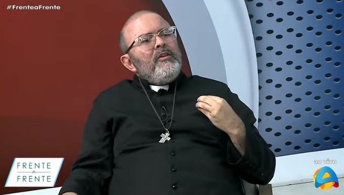 Paraibacombr's tweet photo. Padre George se emociona durante entrevista, revela falta de remédios em hospital e diz que pediu esmola para adquirir material

https://t.co/xc6pcq4Z5g https://t.co/UhV44hrE3F