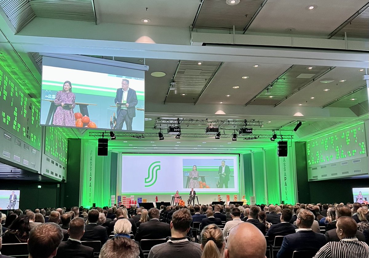 heidi_salmi's tweet photo. Taas mennään, vuoden huipentuma #ässäpäivä 2023! Upeat juontajat ⁦@KatjaTapio⁩ ja ⁦@jsimolin⁩ stagella! https://t.co/0kY08cXsjB