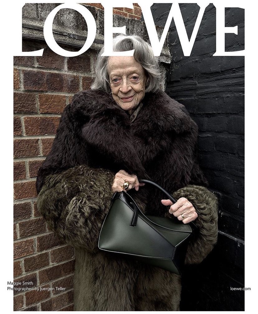 jacquemusx's tweet photo. Maggie Smith for Loewe 🫶 https://t.co/Y9WQpzmO7Y