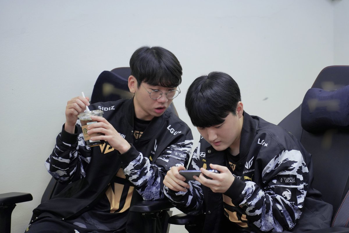 GenG_KR's tweet photo. 📸 2023 #Worlds2023 Swiss Stage BTS

수석 졸업생들 🎓
더 많은 사진은 타이거네이션 디스코드 [📷-photo-wallpapers] 채널에서!

🔗 https://t.co/IzkRSLKdqQ

#TigerNation #GenGLoL https://t.co/OX93WAVuV5