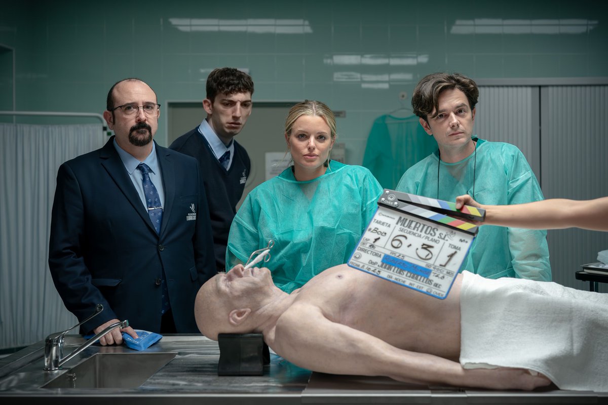 Movistar Plus+ (@movistarplus) on Twitter photo 🎬Primera imagen del rodaje de #MuertosSL, la nueva serie de <a href="/alber_caballero/">Alberto Caballero</a> y <a href="/LauraCaballero_/">Laura Caballero</a>, creadores de #AquíNoHayQuienViva y #LQSA.
⚱️#MuertosSL es una sitcom ambientada en una FUNERARIA y está protagonizada por Carlos Areces y <a href="/torrebe/">Adriana Torrebejano</a>.
📅2024. Estreno en <a href="/MovistarPlus/">Movistar Plus+</a> 🎬Primera imagen del rodaje de #MuertosSL, la nueva serie de <a href="/alber_caballero/">Alberto Caballero</a> y <a href="/LauraCaballero_/">Laura Caballero</a>, creadores de #AquíNoHayQuienViva y #LQSA.
⚱️#MuertosSL es una sitcom ambientada en una FUNERARIA y está protagonizada por Carlos Areces y <a href="/torrebe/">Adriana Torrebejano</a>.
📅2024. Estreno en <a href="/MovistarPlus/">Movistar Plus+</a>