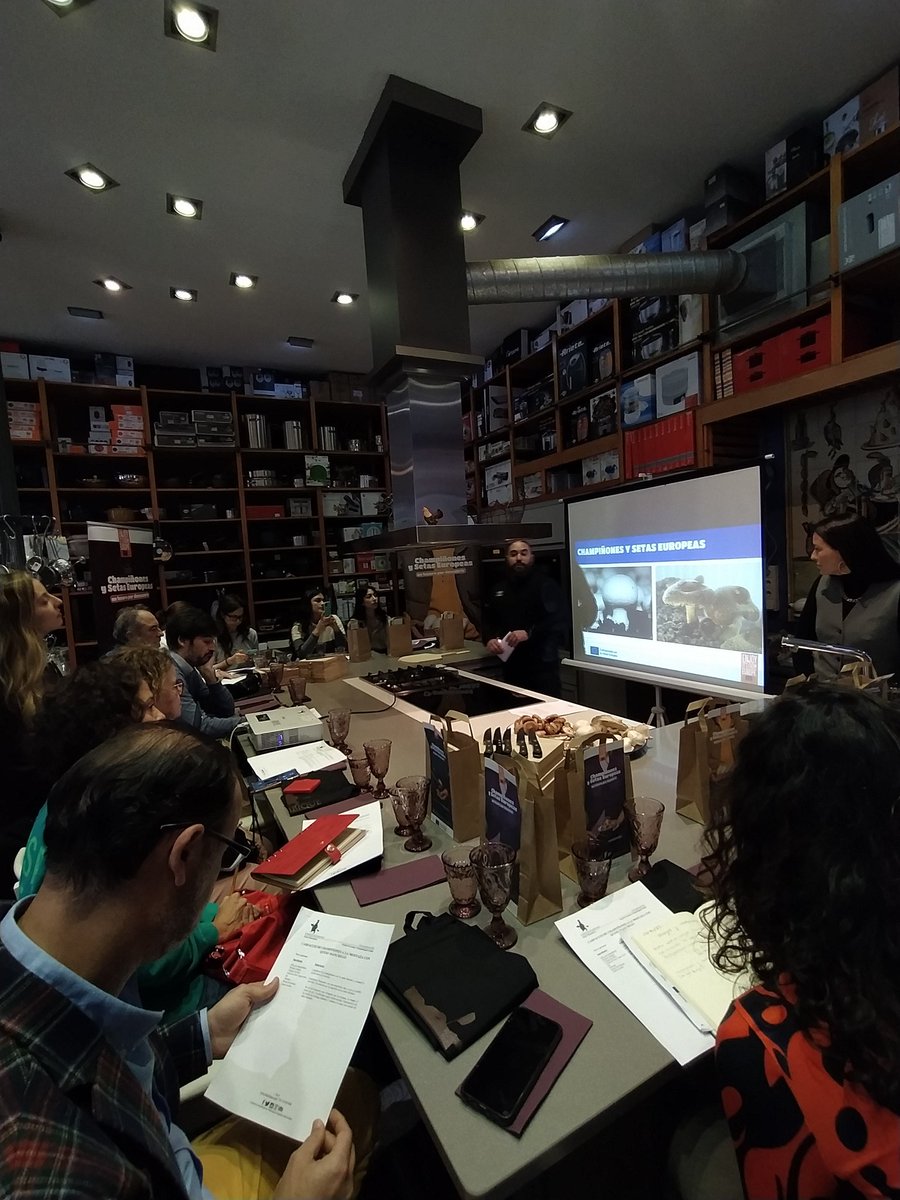 ¡Comienza el evento de @ASOCHAMPRIOJA en Madrid! 🍄 Una quincena de periodistas se ponen el delantal para cocinar #Europeanmushrooms tras una fascinante presentación sobre estos magníficos productos. 

#enjoyitsfromeurope #thehiddengem #MushroomLovers #Cookingmushrooms 🍽️