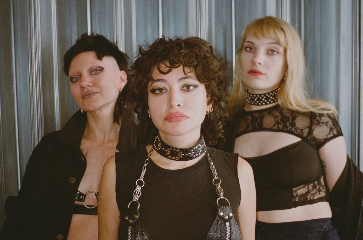 "Get away from her you bitch..."

<a href="/deeptanyeah/">deep tan</a> reconfigure the queer family on 'xenomorph queen' - catch 'em on tour with <a href="/qotsa/">QOTSA</a>, too... 

clashmusic.com/news/deep-tans…