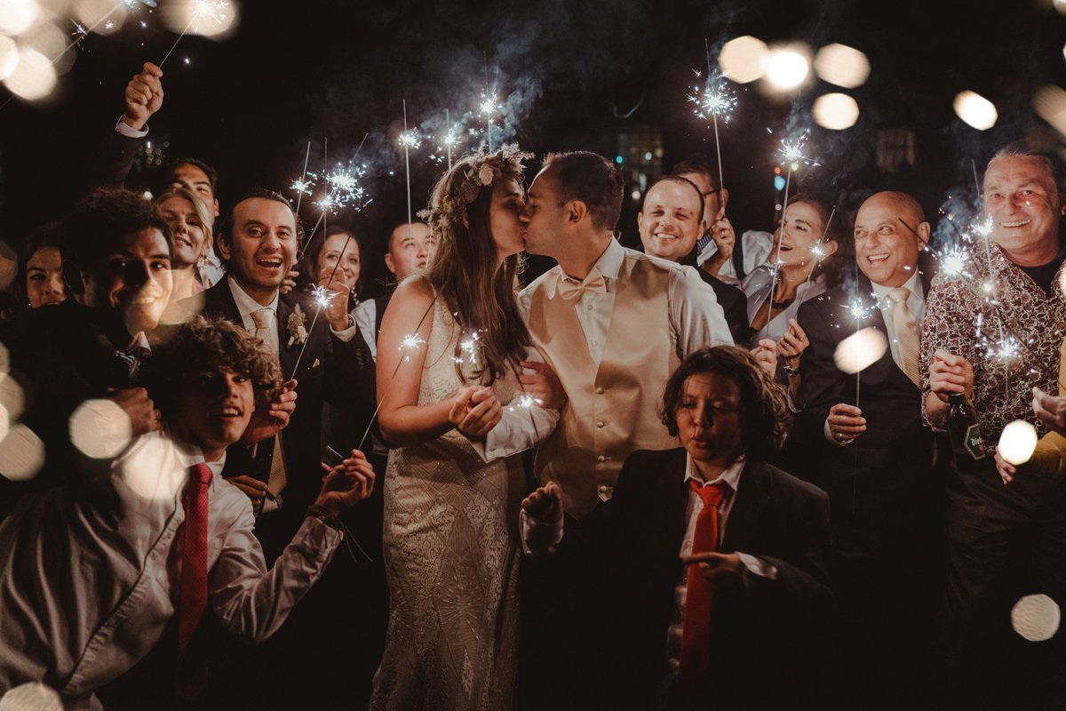 ✨ A Swedish love story Deyra &amp; Jorges 🍂
 
With Sweden’s autumnal ambience surrounding the charming Bläsinge Gård, the bride and groom had a cozy and initimate wedding. 
 
Deyra matched the subtle elegance of the venue perfectly! Read their dream story weddingsandhoneymoonsmagazine.com/article/articl…