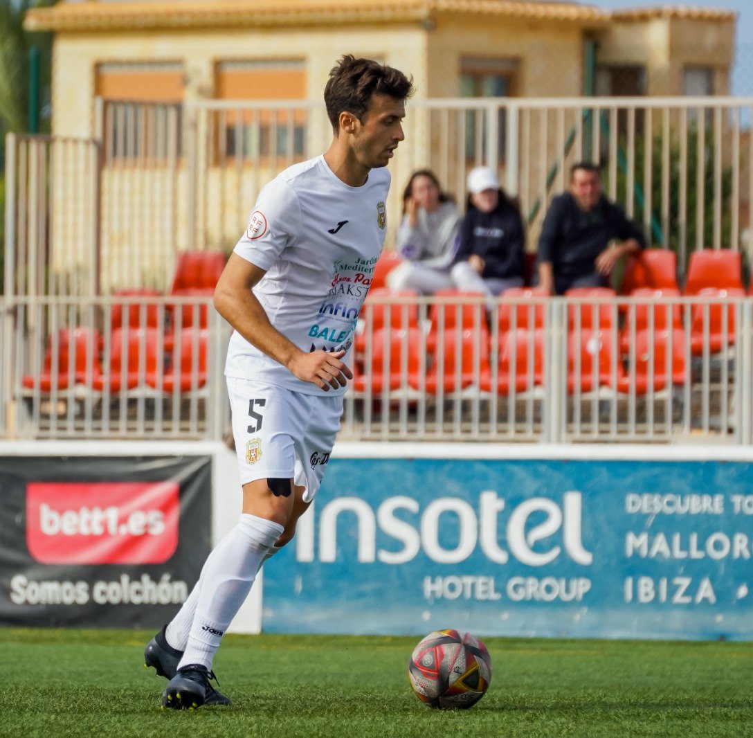 Debut ✔️
 Derbi   ✔️
Triunfo ✔️

A tope Sergio Chica 🤪

#endavantpenya 🤍🤍
