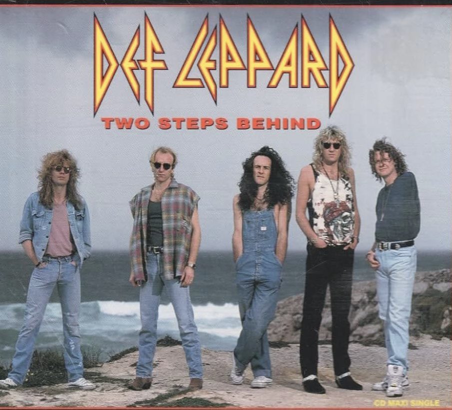 30 años atrás (1993), Def Leppard alcanzó su punto más alto en el Hot 100, la #12, con “Two Steps Behind". Fue uno de los singles promocionales del álbum “Retro Active” y del soundtrack de la película “The Last Action Hero”. Es una de las favoritas en conciertos del grupo.
