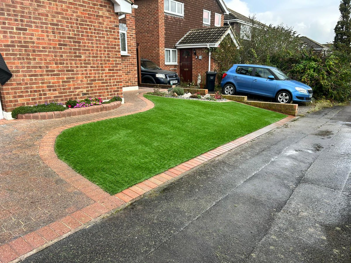 A nice little job completed in 1.5 days but what a difference it makes .. please get in touch for a free quotation bryan@marsomdriveways.com , 01268511503