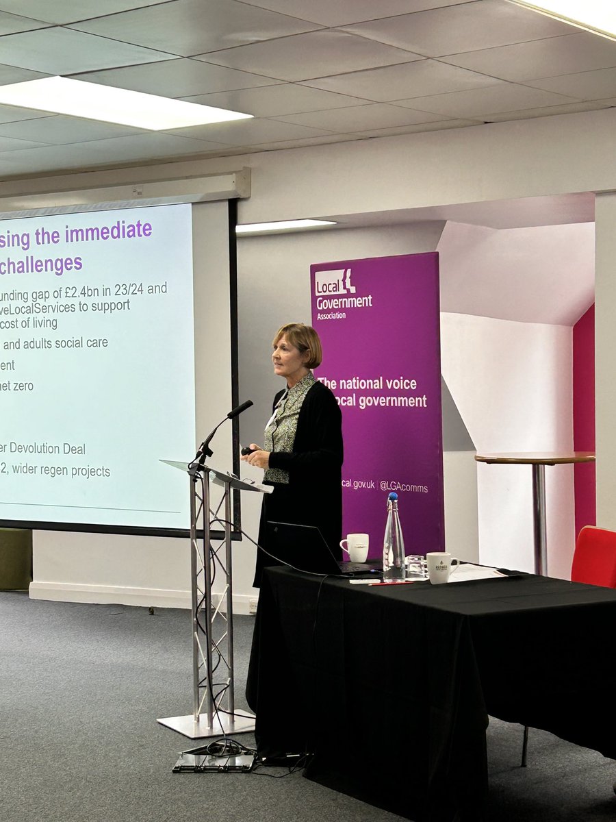 Helen Murray, LGA Principal Adviser for the West Mids doing a sterling job as our MC for the day 🎤 #sixmonthsin #newcouncillors #lga #teamwestmids