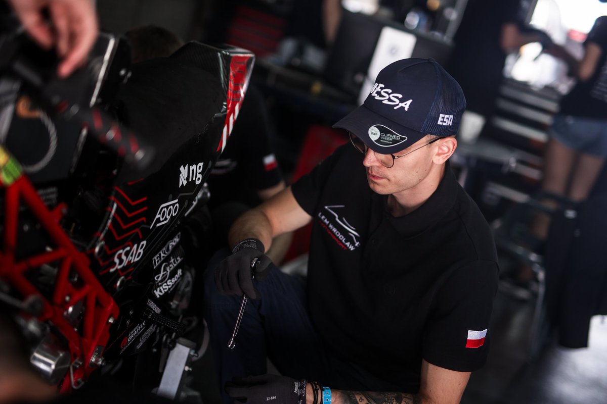 LemWroclaw's tweet photo. Some photos from work at MotoStudent 2023🏍️🔥

#LEMWroclawMotorsport #LEMTachyon #WroclawUniversityofScienceandTechnology #lemwroclaw #MotoStudent  #MotoStudentElectric #ElectricVehicle #PWR #Aragon #Competition https://t.co/VfBdJ1tXki