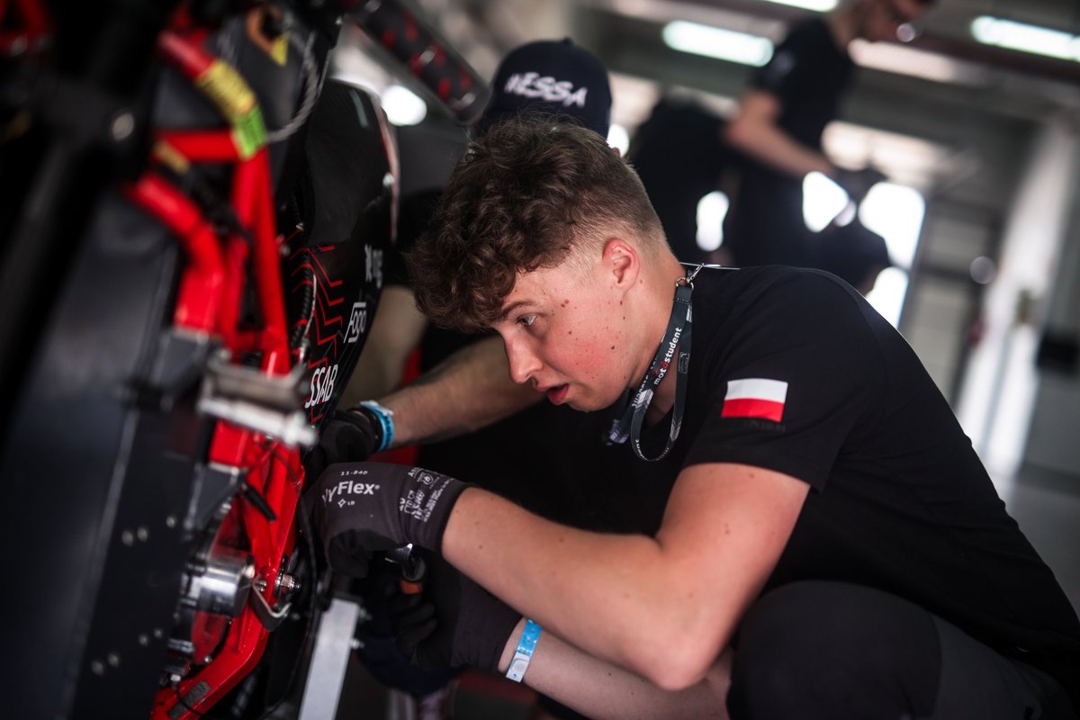 LemWroclaw's tweet photo. Some photos from work at MotoStudent 2023🏍️🔥

#LEMWroclawMotorsport #LEMTachyon #WroclawUniversityofScienceandTechnology #lemwroclaw #MotoStudent  #MotoStudentElectric #ElectricVehicle #PWR #Aragon #Competition https://t.co/VfBdJ1tXki