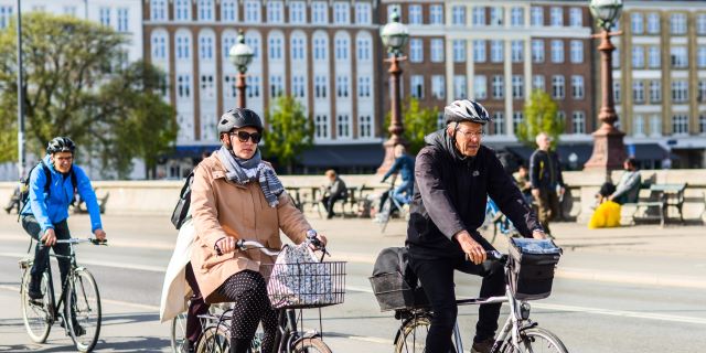 De fietshelm is in Denemarken niet verplicht, maar het gebruik ervan is in de afgelopen twee decennia wel sterk toegenomen, naar van 6% naar 50%.  Lees het nieuwsbericht op Platform Veilig Fietsen: fietsberaad.nl/Platform-Veili…