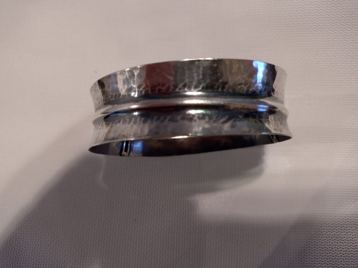 Heissan tiisdaagii tännekin👋, kysytäämpä täältä: Onx kellään mitään käryä, mitä sarjaa,vai mikä "joku" tää rannerengas o, hopeenmerkit on❓❓ Vaihteex just lähös elänlekurille,Gansterilla kustulehdus😕😪😿😾