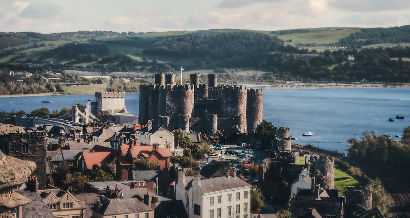 🌍 Packing your bags for the land of dragons and castles? Dive into our #WeekInWales itinerary to experience the magic of Cymru! 🏴󠁧󠁢󠁷󠁬󠁳󠁿 #TravelWales #Wales