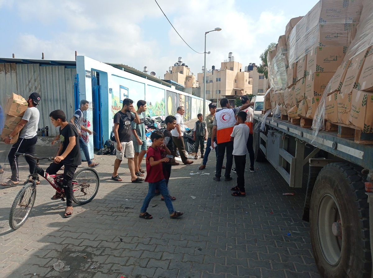 PalestineRCS's tweet image. In cooperation with the #UNRWA, #PRCS has provided humanitarian assistance to various shelter schools in #Gaza. This effort is a response to the continuous Israeli aggression in Gaza, with the primary goal of reducing the hardships faced by impacted and displaced families.