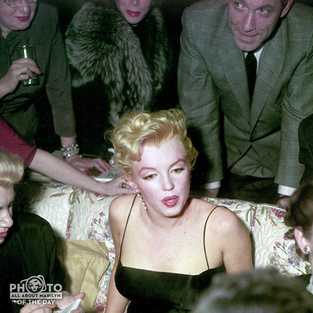 MARILYN MONROE #PhotoOfTheDay — A #beautiful #VintageColor shot of Marilyn during a press conference. People couldn't resist hovering over her... can you blame them?  😆 💋. 
 
#MarilynMonroeFans #AllAboutMarilyn #MarilynMonroe #50s #MarilynMonroePhotos #OldHollywood