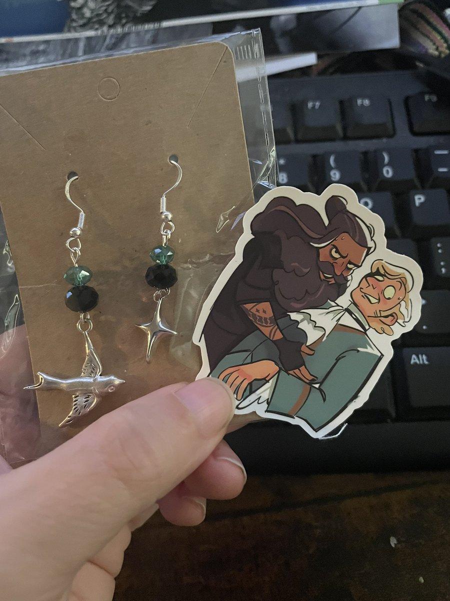 MariaSB85NYY's tweet photo. I haven’t been doing great mentally or physically lately… the way this gift made me cry in the best possible way…
Thank you so much @alexa_logan
Please check out their KoFi Shop (link below)
#ofmd #izzyhands #OurFlagMeansDeath #ofmdfandom #izzycanyon #asacrew https://t.co/AfDFawT6Y5