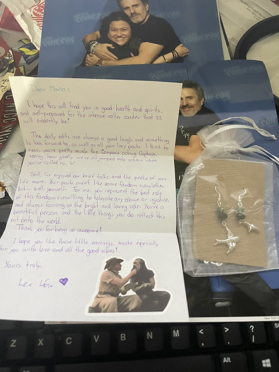 MariaSB85NYY's tweet photo. I haven’t been doing great mentally or physically lately… the way this gift made me cry in the best possible way…
Thank you so much @alexa_logan
Please check out their KoFi Shop (link below)
#ofmd #izzyhands #OurFlagMeansDeath #ofmdfandom #izzycanyon #asacrew https://t.co/AfDFawT6Y5