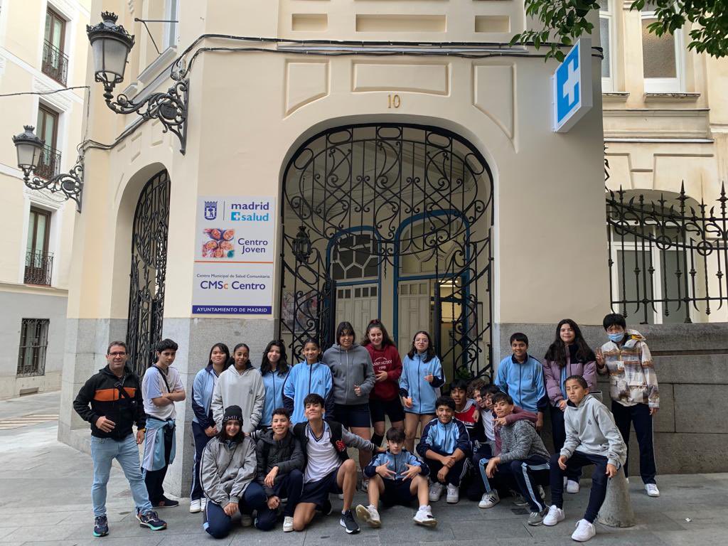 csanalfonso's tweet image. Un curso más visitamos el #CMSc (Centro Municipal de Salud Comunitaria del distrito Centro) dentro de nuestro proyecto #SanAlfonsoSALUDABLE. Hablamos de autoestima 🫂, descubrimos mitos 👀 sobre alimentación y problemas con los piercings y tatuajes🤳.
#2ESO #colegiosHHCC