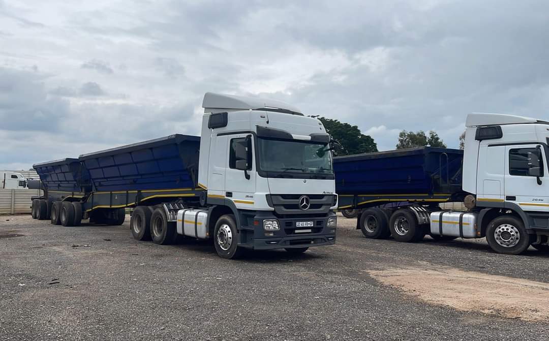 Djlangos's tweet photo. I am looking for 34 ton side tipper trucks for hire, they should be available to work around Mpumalanga and northern Cape under a 12 months contract.

Malema tyres Soweto black coffee Gavin hunt hlaudi xoli grade 12 Cele French President eff macron screenshot bongi #RWCFinal anc https://t.co/g7D3wpj31H