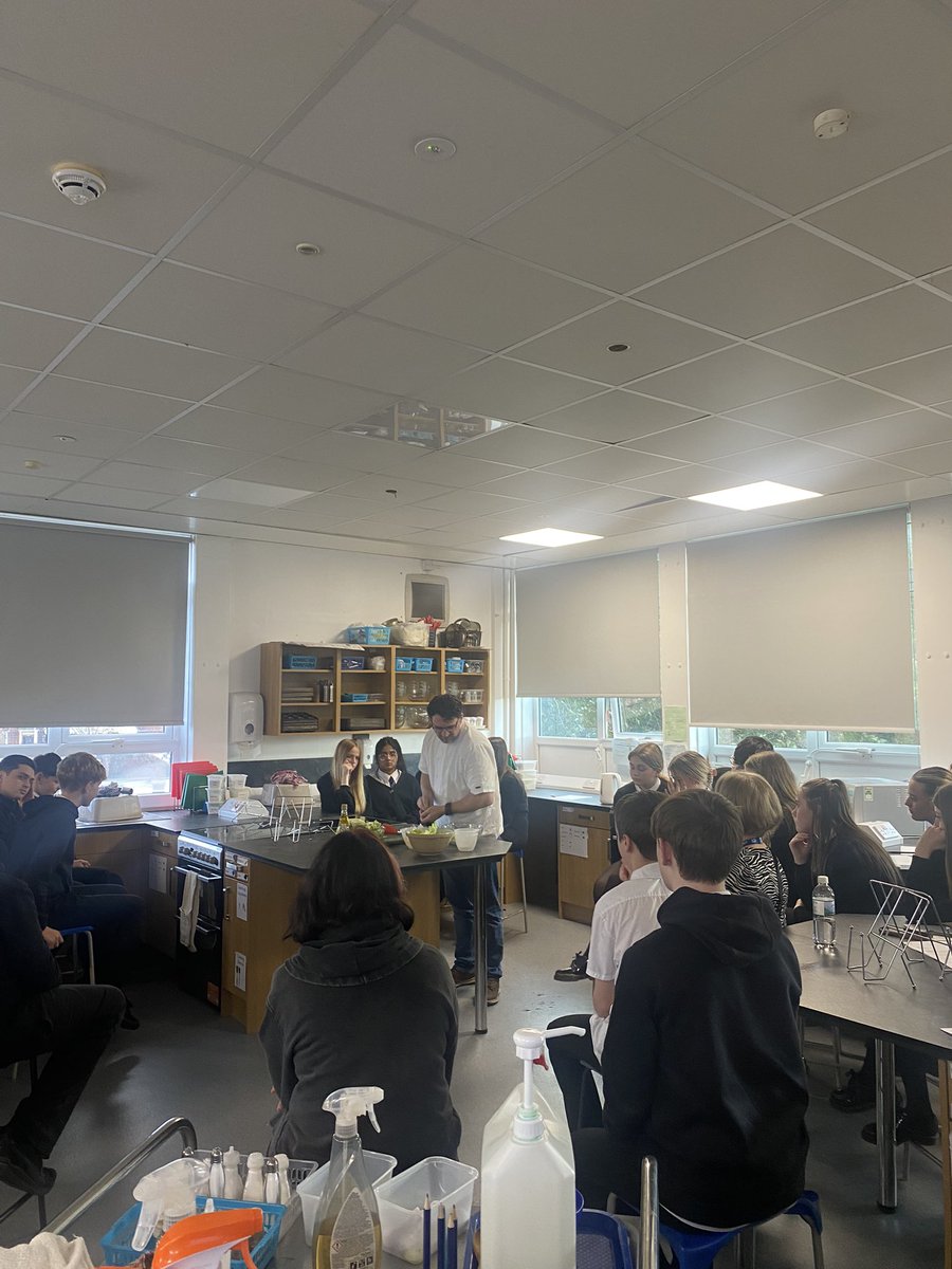 StJohnsHEDept's tweet image. Scott from @Rufflets_Hotel delivered a wonderful and insightful demonstration to some of our S4 practical cookery cohort. This was building on some existing knowledge and skills for their upcoming practical prelim. 🔪🥗Thank you so much!! #dundeelearning @StJohnsOfficial