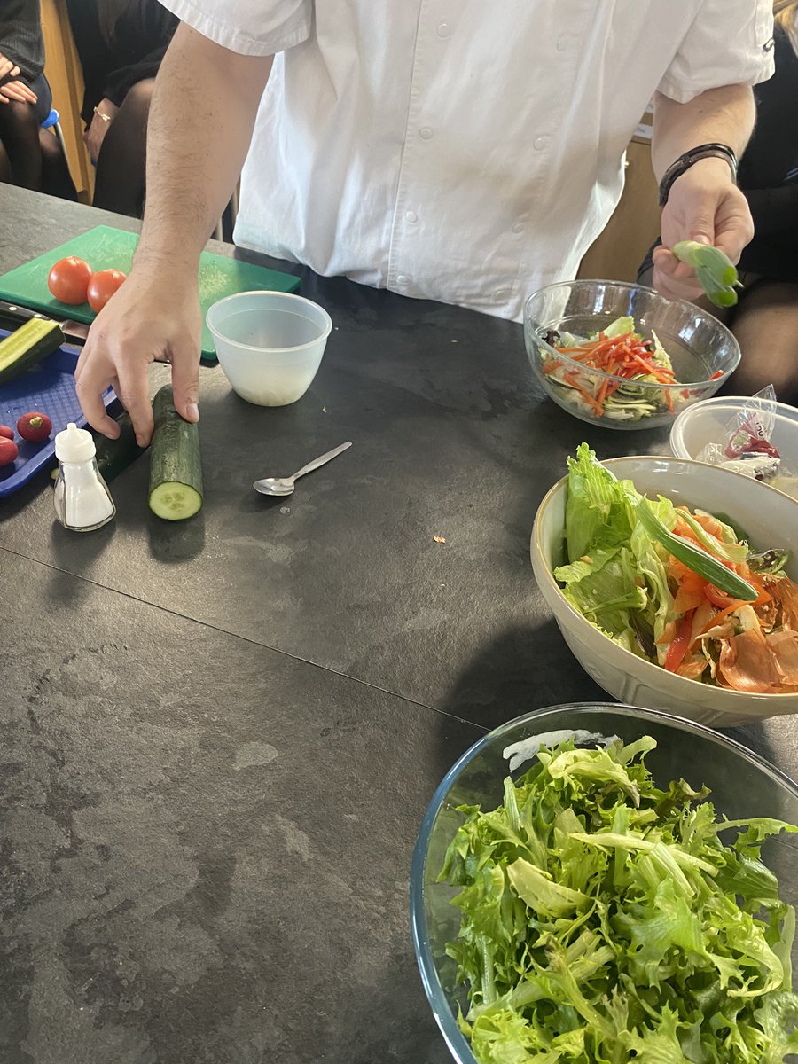 StJohnsHEDept's tweet image. Scott from @Rufflets_Hotel delivered a wonderful and insightful demonstration to some of our S4 practical cookery cohort. This was building on some existing knowledge and skills for their upcoming practical prelim. 🔪🥗Thank you so much!! #dundeelearning @StJohnsOfficial
