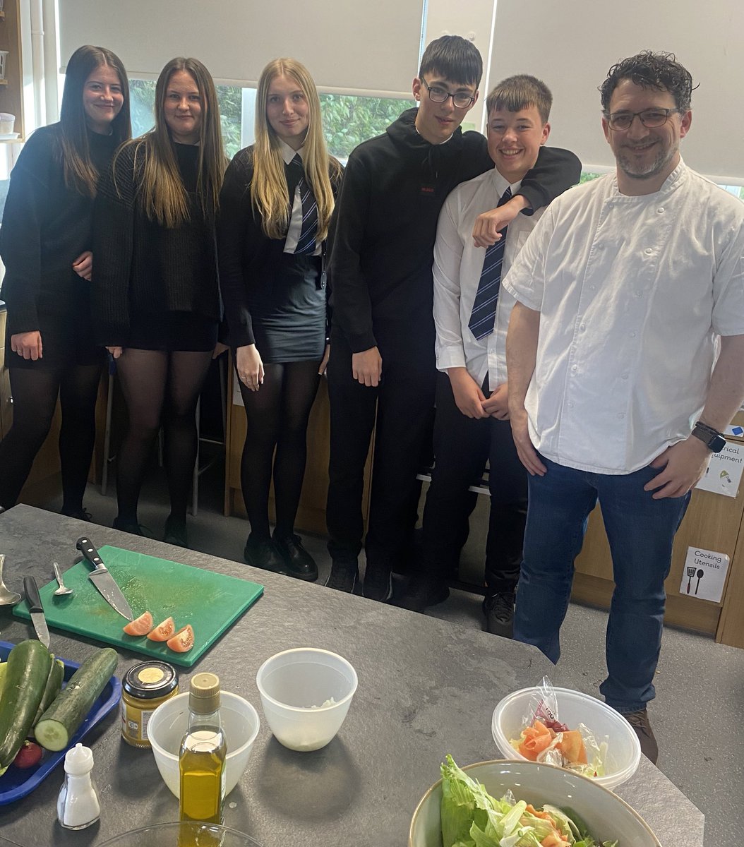 StJohnsHEDept's tweet image. Scott from @Rufflets_Hotel delivered a wonderful and insightful demonstration to some of our S4 practical cookery cohort. This was building on some existing knowledge and skills for their upcoming practical prelim. 🔪🥗Thank you so much!! #dundeelearning @StJohnsOfficial