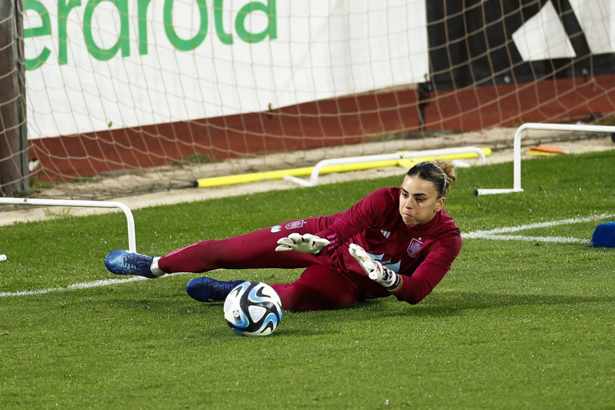 relevo's tweet photo. 🗨️ "Fue difícil, inesperado. Se puede intuir por qué, que no es lo deportivo y te da más impotencia".

🎙️ Misa cuenta a @Mayca_Jimenez cómo vivió la suplencia en el Mundial y cómo ha sido su último año en la Selección.

➕ℹ️: https://t.co/HwDu71xx9b https://t.co/aYPTkNgUtE