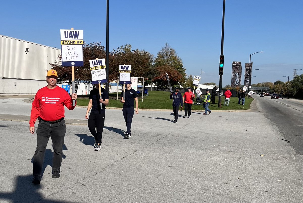 iosbakerjoe's tweet photo. ⁦@UAW⁩ ⁦@UAWLocal551⁩ picketing this morning at the driveway where all trucks enter the #Torrence ⁦@Ford⁩ assembly plant in #Chicago No trucks are coming in cuz THERE ARE NO #Scabs https://t.co/V2czWlVFAM