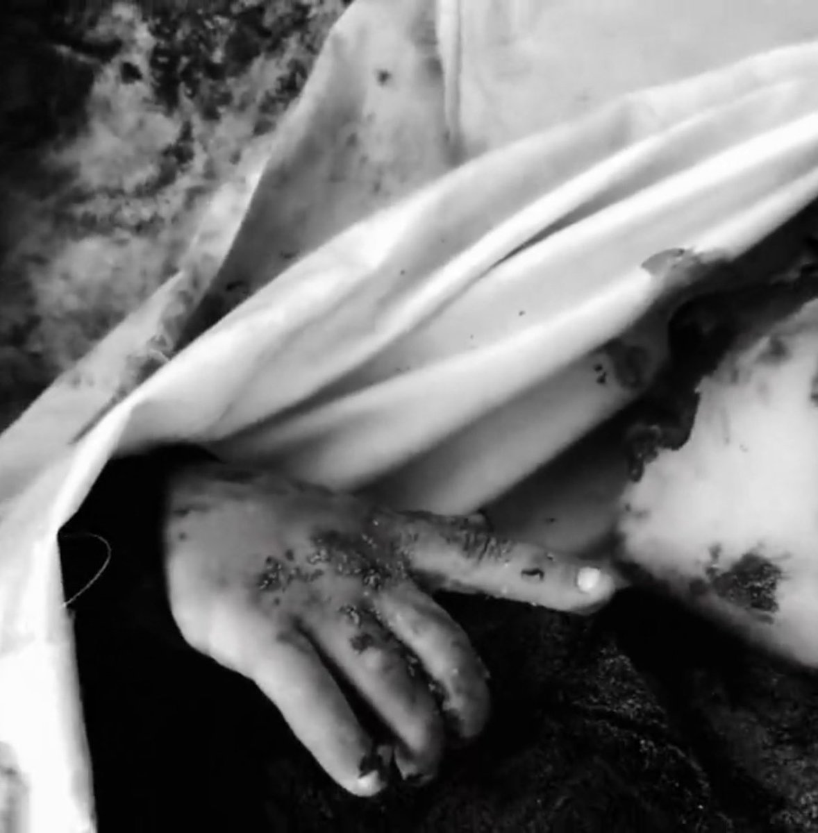 Ey son nefesini verirken Şehadet parmağını kaldıran Gazzeli Çocuk!

Sen Rabbin rahmetine şahitsin. Biz Senin masumiyetine...

Sen ümmetin zilletine şahitsin. Biz Senin izzetine...

Sen kazandın, biz kaybettik. Sen azizsin, biz zelil..

Ne olur, Efendimize (sav) şikayet etme bizi!