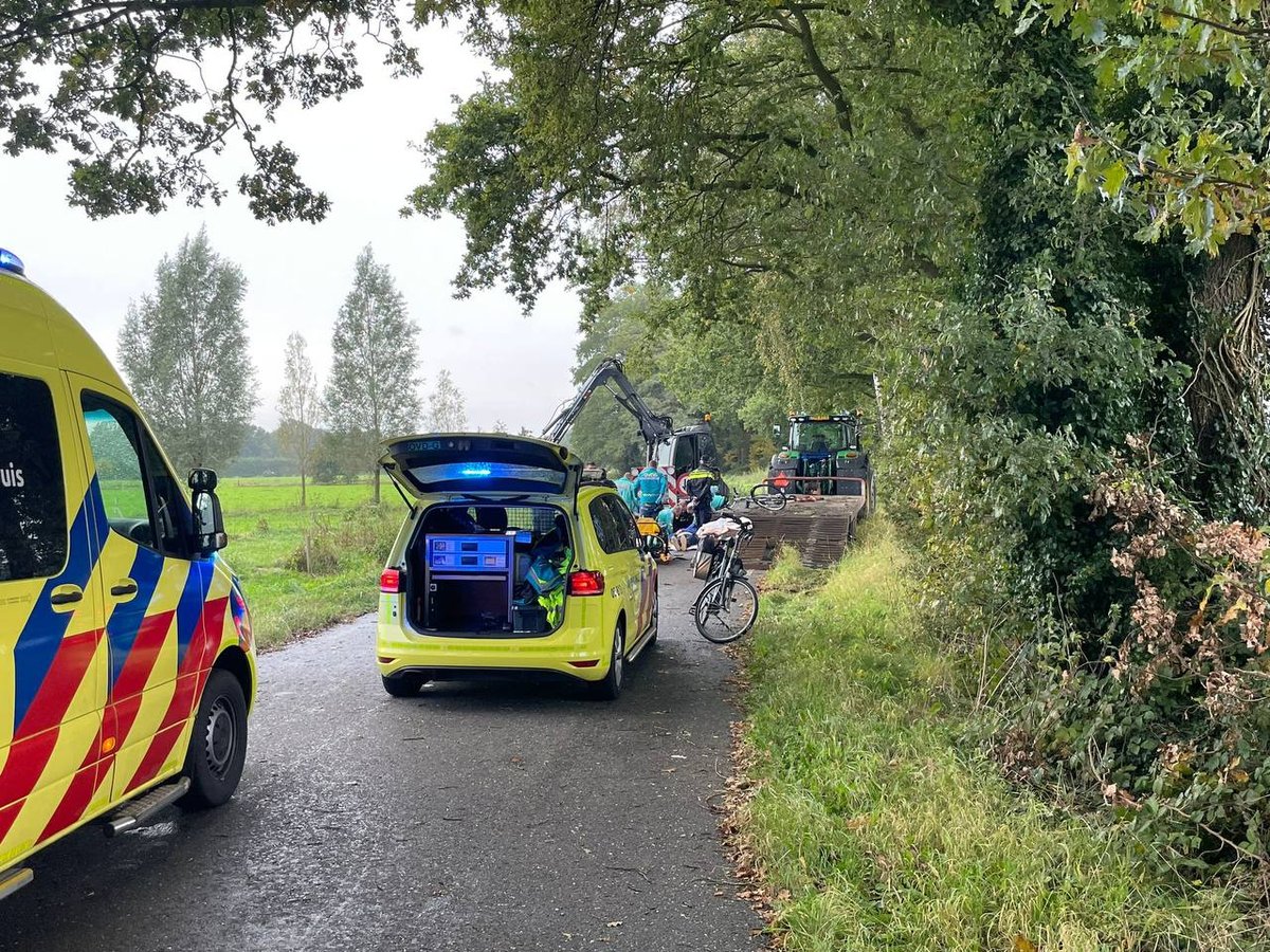 Fietser ernstig gewond na botsing met landbouwvoertuig ogld.nl/34ag