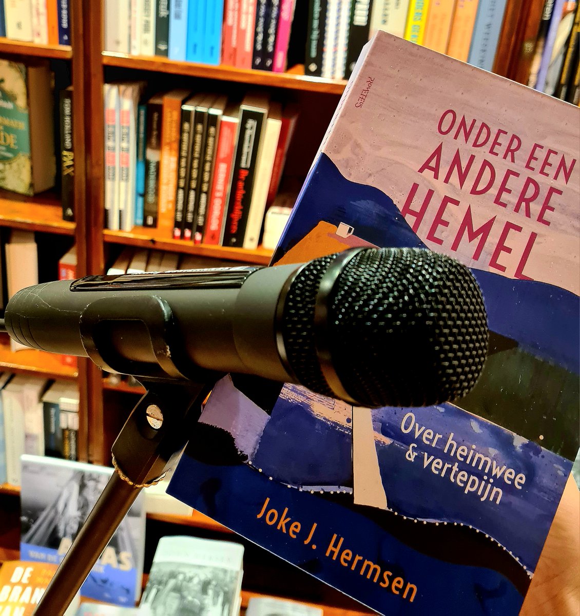 BoekhandelBarth's tweet photo. De microfoon staat klaar voor @JokeHermsen! Morgenavond is ze bij ons in de winkel, om te vertellen over haar kersverse boek Onder een andere hemel. Entreekaartjes waren in no-time uitverkocht, dus we verheugen ons op een gezellige avond in een bomvol Riemer Barth. https://t.co/S7Kl46403B