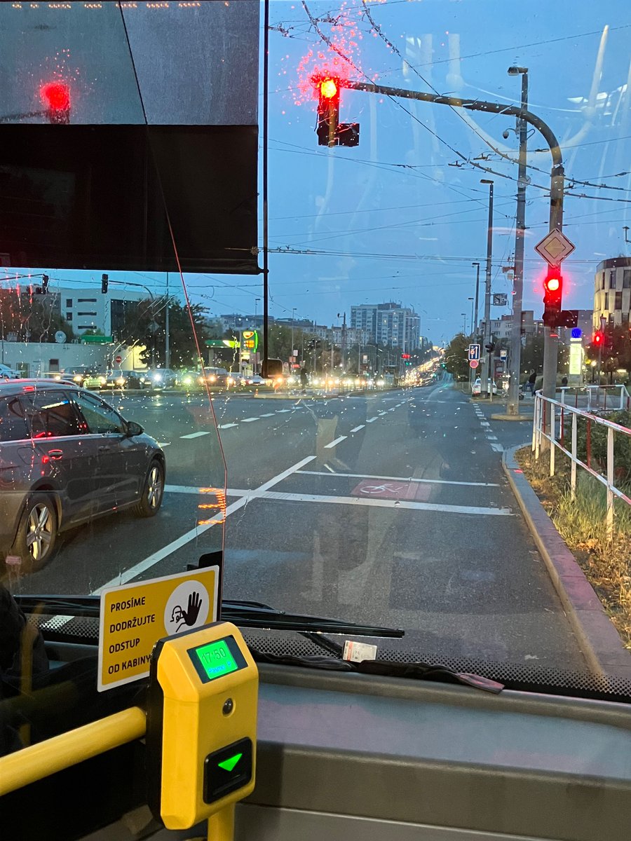 Evropská na Veleslavíně. Semafor už 10 minut ukazuje červenou. #doprava #evropska