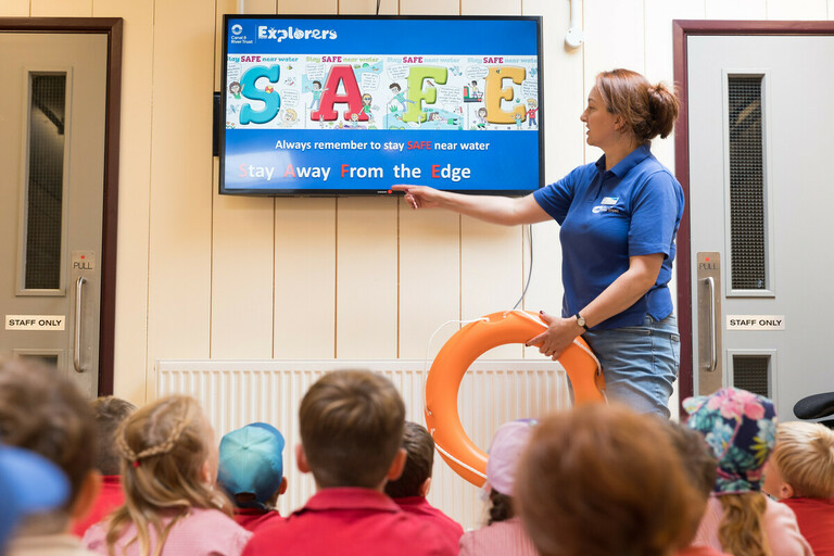 Are you between 18 - 25 years old and interested in helping @CanalRiverTrust develop our Water Safety messaging, recruitment and delivery? If so our Youth Fellowship volunteer opportunity might be for you. canalrivertrust.org.uk/volunteer/oppo…