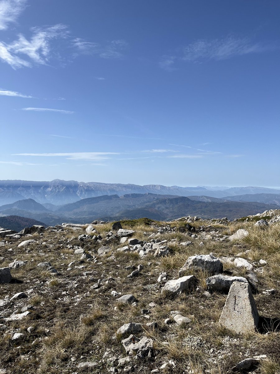 Pillandia's tweet image. Kamenik Peak (2,042 m.), straddling the frontier between Greece (E, 🇬🇷) and Albania (A, 🇦🇱). 
📷: 2022. 
🌐: 40°12'35.7"N 20°42'44.3"E. 
pillandia.blogspot.com/search?q=AL-GR 

#Border #Albania #Greece #Shqipëri #Ελλαδα