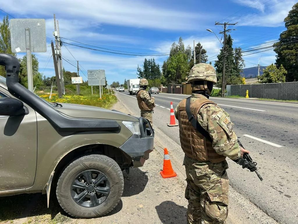 Efectivos del Ejército junto con Carabineros de Chile, resguardan distintas rutas de la Macrozona Sur, con la finalidad de brindar seguridad a la población, de acuerdo a lo dispuesto en el Estado de Excepción Constitucional vigente en la zona. #EjércitoTeCuida🇨🇱