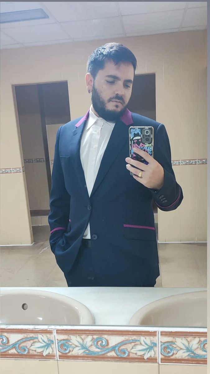 BearySpanish's tweet image. Mi nuevo uniforme es muy top 🔝🔝🔝