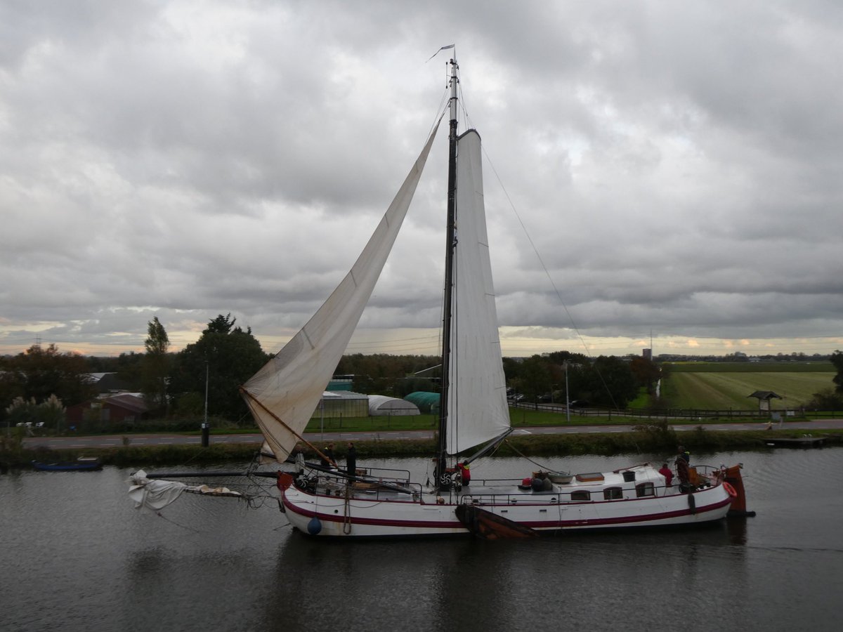 Voor het donker wordt toch ook de eerste deelnemer in de zware klasse van de <a href="/Strontrace/">Strontrace</a> langs Hillegom, de ‘Pallieter’. <a href="/Beurt_Stront/">Zeilvracht</a> 50 jaar