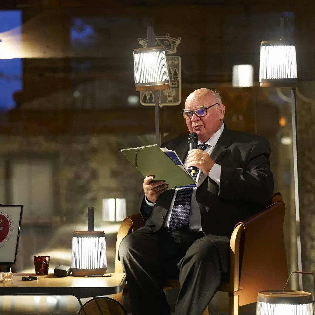 Retour sur une soirée tout en couleur organisée au château de Ferrand en présence de l'historien Michel Pastoureau : Conférence "Les couleurs du Vin au fil de l'histoire" suivie d'un dîner très coloré accompagné de vins de l'Académie. <a href="/Ch_deFerrand/">Château de Ferrand</a> <a href="/VinsdeBordeaux/">Les Vins de Bordeaux 🍇</a> <a href="/Vinsstemilion/">Vins Saint-Emilion</a>