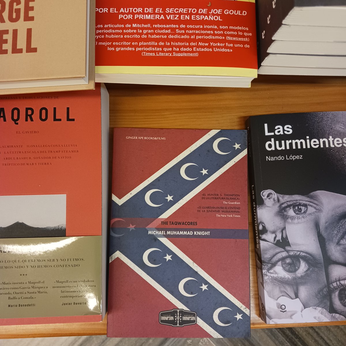 De la #librería @Rayuelaidiomas de #Malaga también nos llegan estas dos instantáneas de #libros de nuestro fondo de catálogo, porque no solo de #novedades vive el sector, ¿está claro esto? 
#ApoyaATuLibrería #MisLibrosEnLibrerías #fotosdelibros #editorialesindependientes #Cultura
