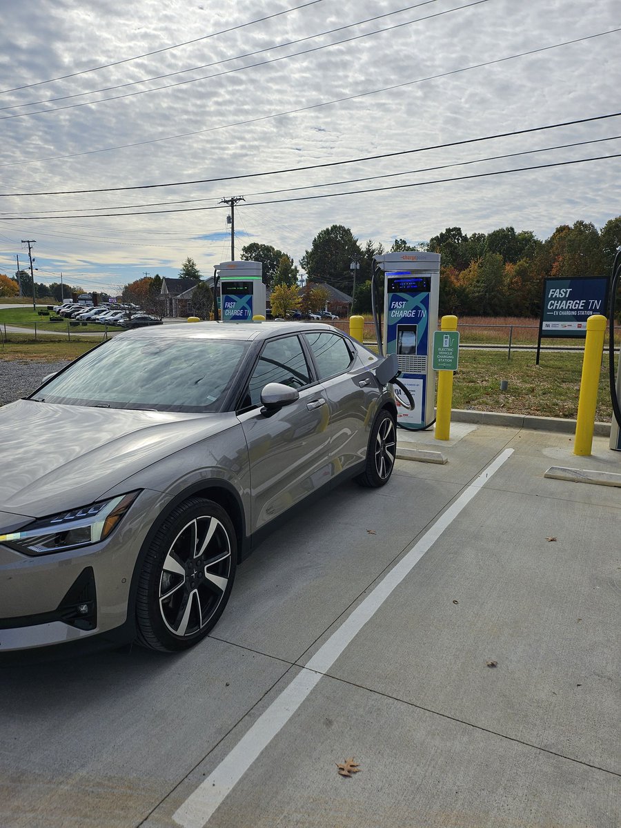Panzer3Panzer's tweet photo. @RateYourCharge At CDE Light band chargepoint  charger in Clarksville TN! I used my card and it started right up! Pulling a decent 84 KW at 61%. SOC https://t.co/W5wa43EWLg