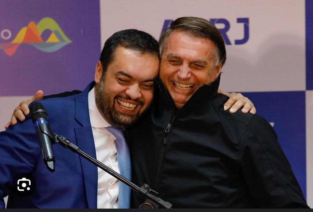 Bolsonaro tem o desplante de acusar nosso governo pela violência das milícias no RJ. O responsável é ele é sua horda de milicianos que pioraram a situação no Rio. Está lá faz anos, agraciando e elogiando milicianos. O último governador e o atual são crias dessa gente que passam