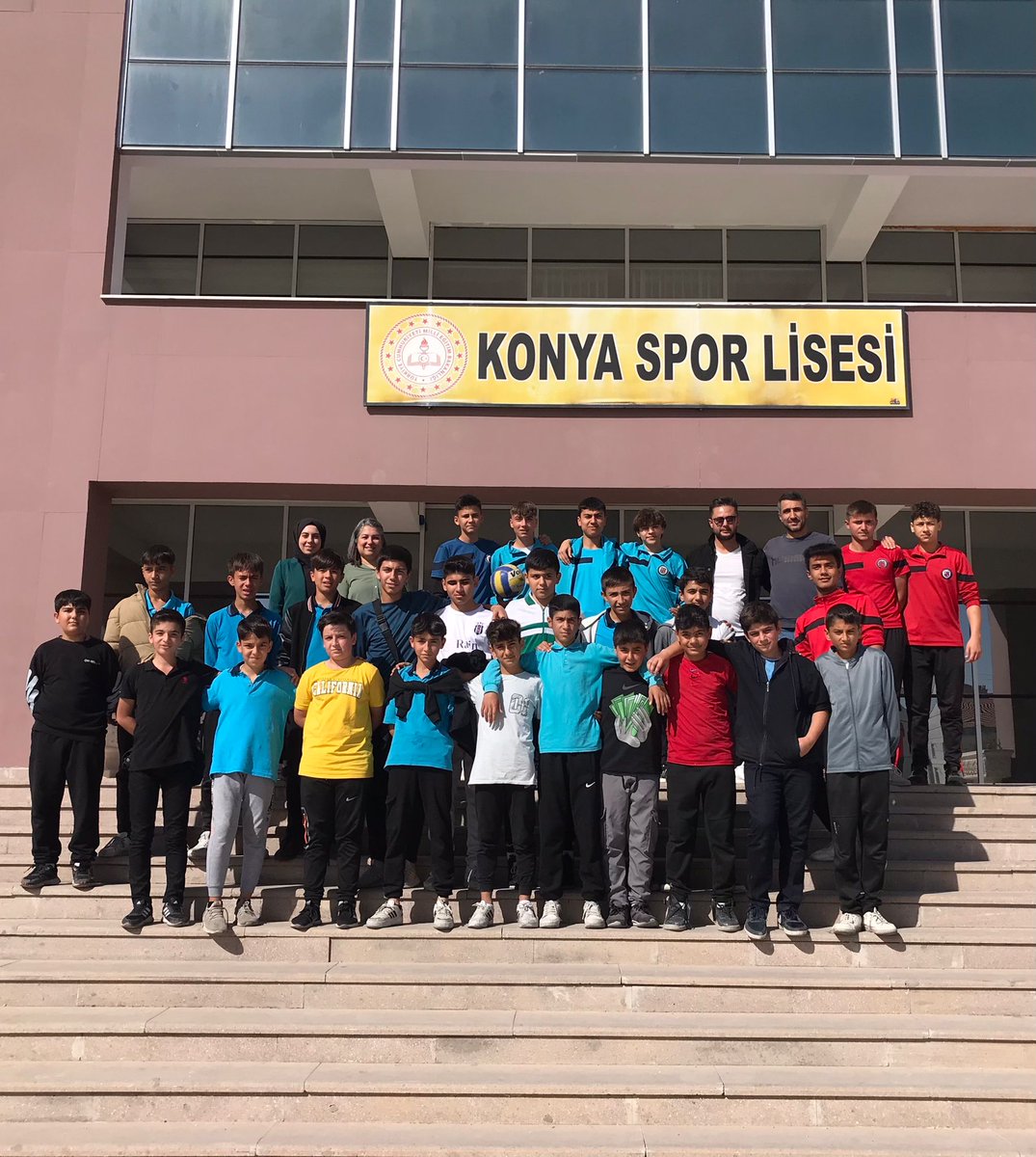 8. Sınıf öğrencilerimizle Konya Spor Lisesini ziyaret ettik. Spor lisesi hakkında merak ettiklerimizi sorduk, okulun fiziki şartlarını yerinde gördük. 
Ev sahiplikleri için çok teşekkür ederiz.