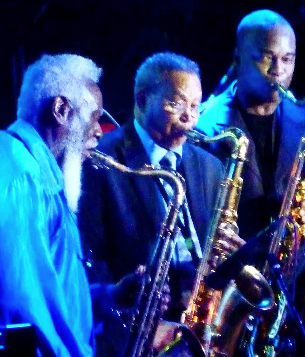 Happy 83rd Birth Anniversary to #jazz #saxophonist/#clarinetist/#bandleader #OdeanPope with #saxophonists #PharoahSanders left & #JamesCarter right!!

#saxplayers #saxophone #saxophonechoir #blues #sax #saxophoneplayer #horn #saxophoneplayers #clarinet #saxplayer #clarinetplayer