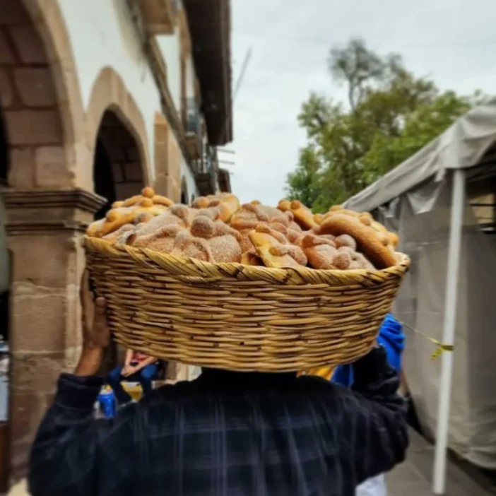 Preparamos todo con el corazón para esperar a nuestros seres amados que tanto extrañamos, los colores, sabores y su comida de nuestra región es lo más bonito, sin duda hacen que esperemos con ansias su llegada ¿ y tu que pones en tu ofrenda? cuéntame !! #Familia🩷 #D39