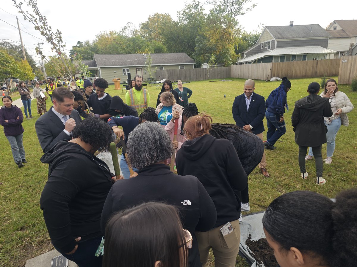 Syracuse City School (@syracuseschools) on Twitter photo We love hearing about how our SCSD school communities are helping the planet. As part of a recent #GreenSCSD partnership, students at <a href="/STEMatBlodgett/">Syracuse STEM at Blodgett</a> worked with <a href="/Syracuse1848/">syracuse1848</a> Parks & Rec to plant trees in vacant lots on Tully Street! 🌳 We love hearing about how our SCSD school communities are helping the planet. As part of a recent #GreenSCSD partnership, students at <a href="/STEMatBlodgett/">Syracuse STEM at Blodgett</a> worked with <a href="/Syracuse1848/">syracuse1848</a> Parks & Rec to plant trees in vacant lots on Tully Street! 🌳