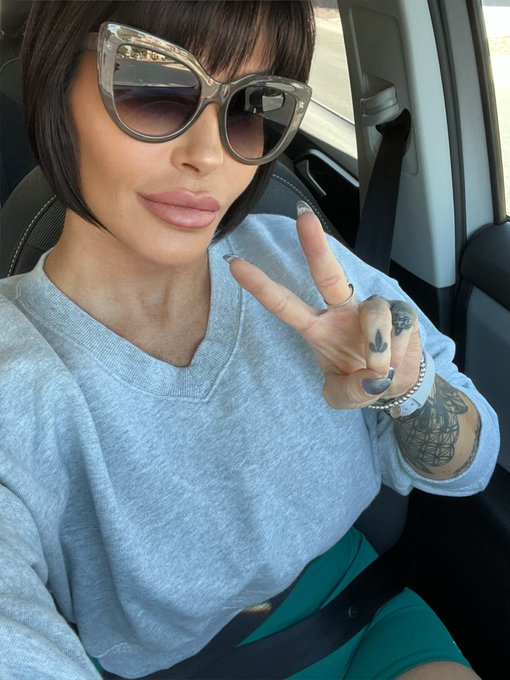 Sometimes life changes. Take notes, throw up a peace sign and move it along. ✌🏽 https://t.co/rAVcmh8<a href="/tag/luckygirl"class="tags"><span>#luckygirl</span></a>